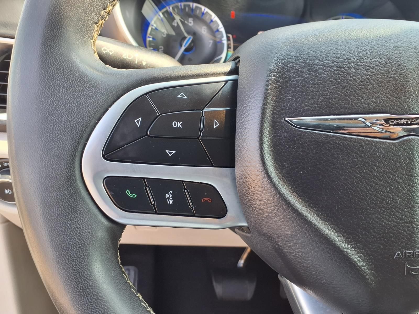Used 2024 Chrysler Pacifica Touring-L FWD image 19
