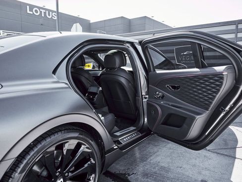 Used 2023 Bentley Flying Spur V8 image 26