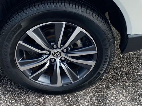 Used 2021 Toyota Venza LE image 9