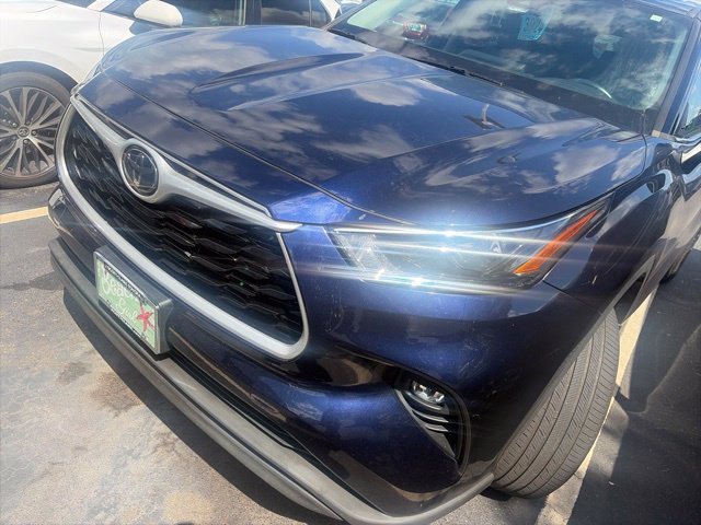 Used 2022 Toyota Highlander LE AWD/4WD image 10