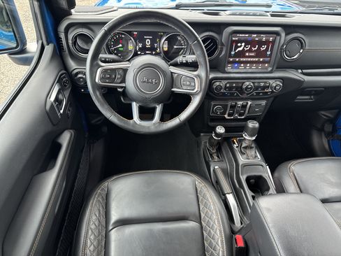 Used 2022 Jeep Wrangler Unlimited Sahara AWD/4WD image 4
