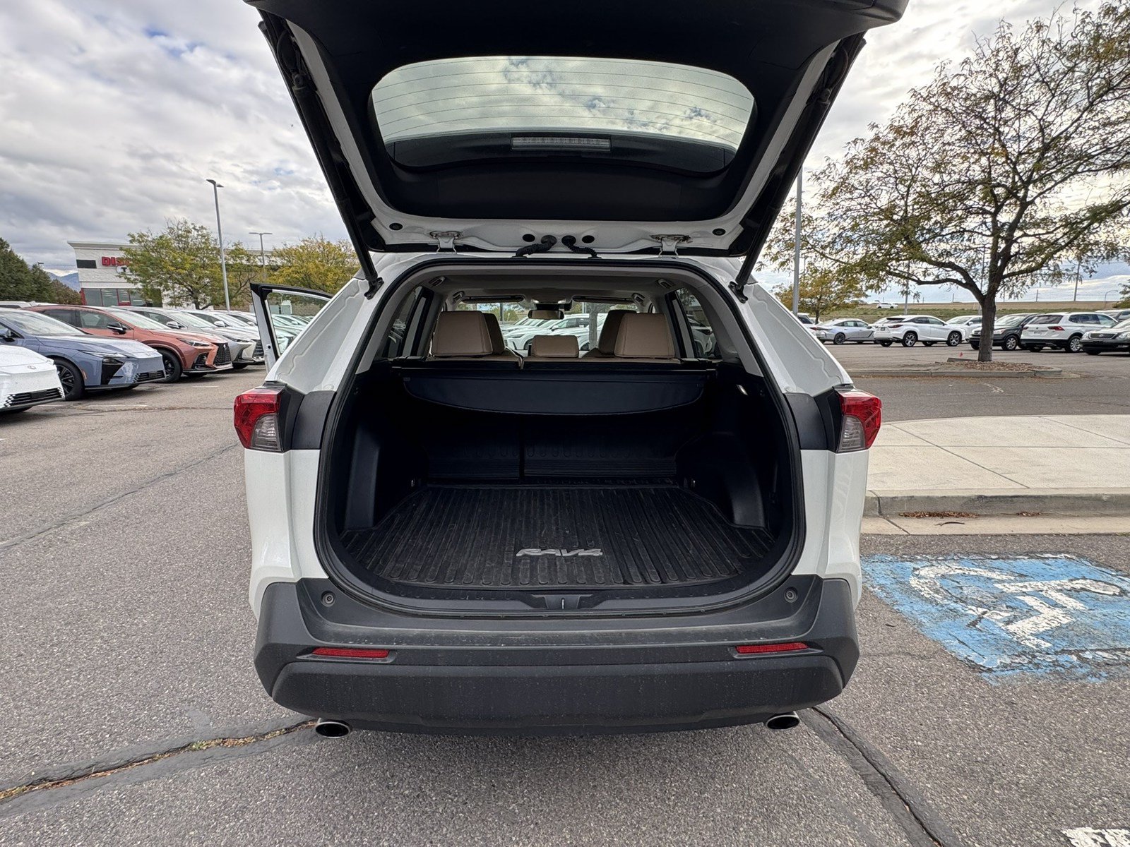 Used 2022 Toyota RAV4 XLE Premium AWD/4WD image 18