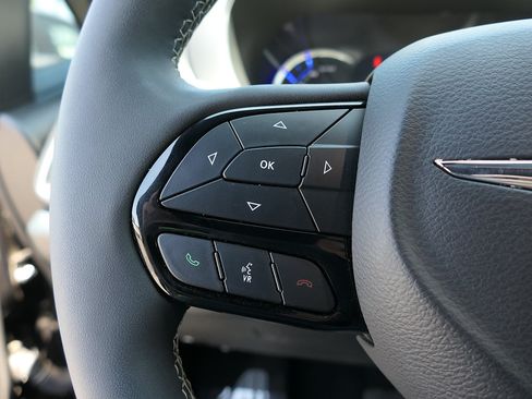 Used 2024 Chrysler Pacifica Premium FWD image 14