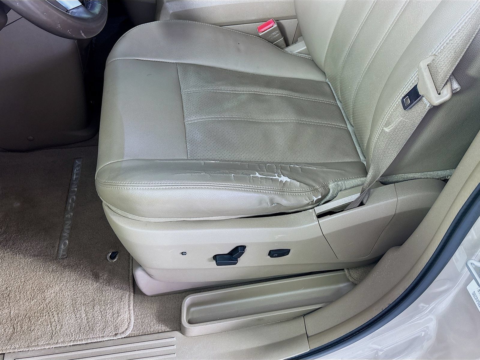 Used 2012 Chrysler Town & Country Touring w/ Entertainment Group #1 FWD image 18