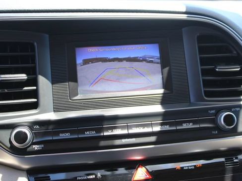 Used 2020 Hyundai Elantra SE FWD image 19