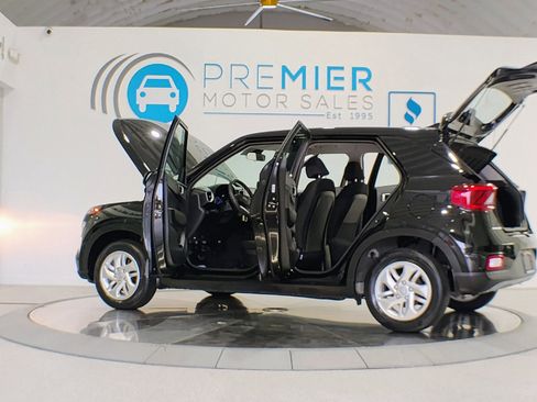 Used 2021 Hyundai Venue SE image 3