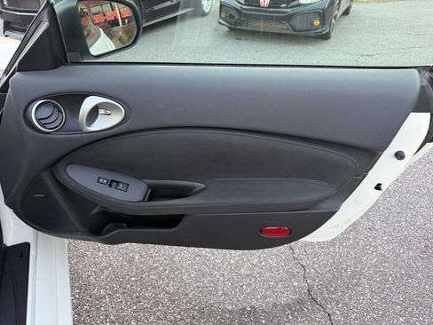 Used 2017 Nissan 370Z Touring image 17
