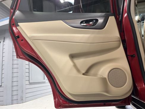 Used 2016 Nissan Rogue SV w/ SV Premium Package image 28