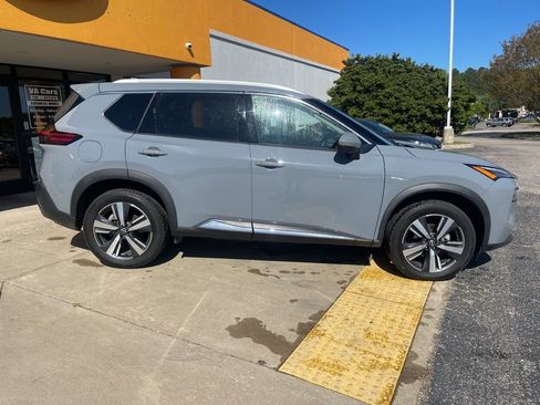 Used 2023 Nissan Rogue SL AWD/4WD image 3