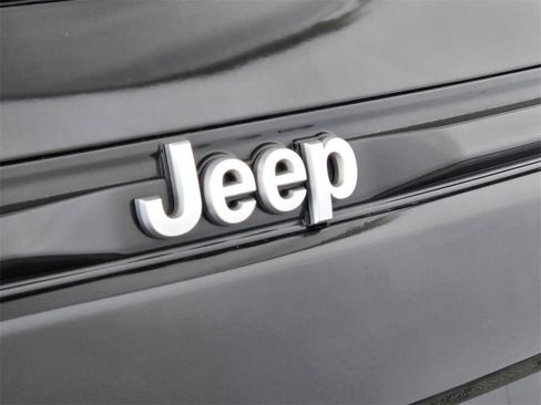 Used 2024 Jeep Grand Cherokee Laredo image 13