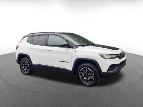 Used 2025 Jeep Compass Trailhawk AWD/4WD image 2