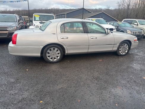 Used 2005 Lincoln Town Car Signature Limited image 10