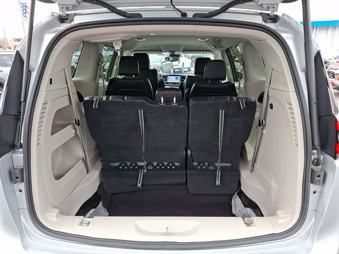 Used 2023 Chrysler Pacifica Touring-L image 30