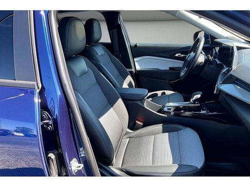 Used 2024 Chevrolet Trax LT w/ LT Convenience Package FWD image 9