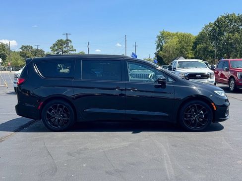 Used 2025 Chrysler Pacifica Limited FWD image 21