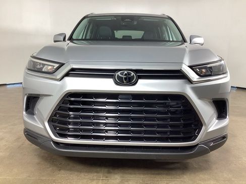 Used 2024 Toyota Grand Highlander AWD image 3