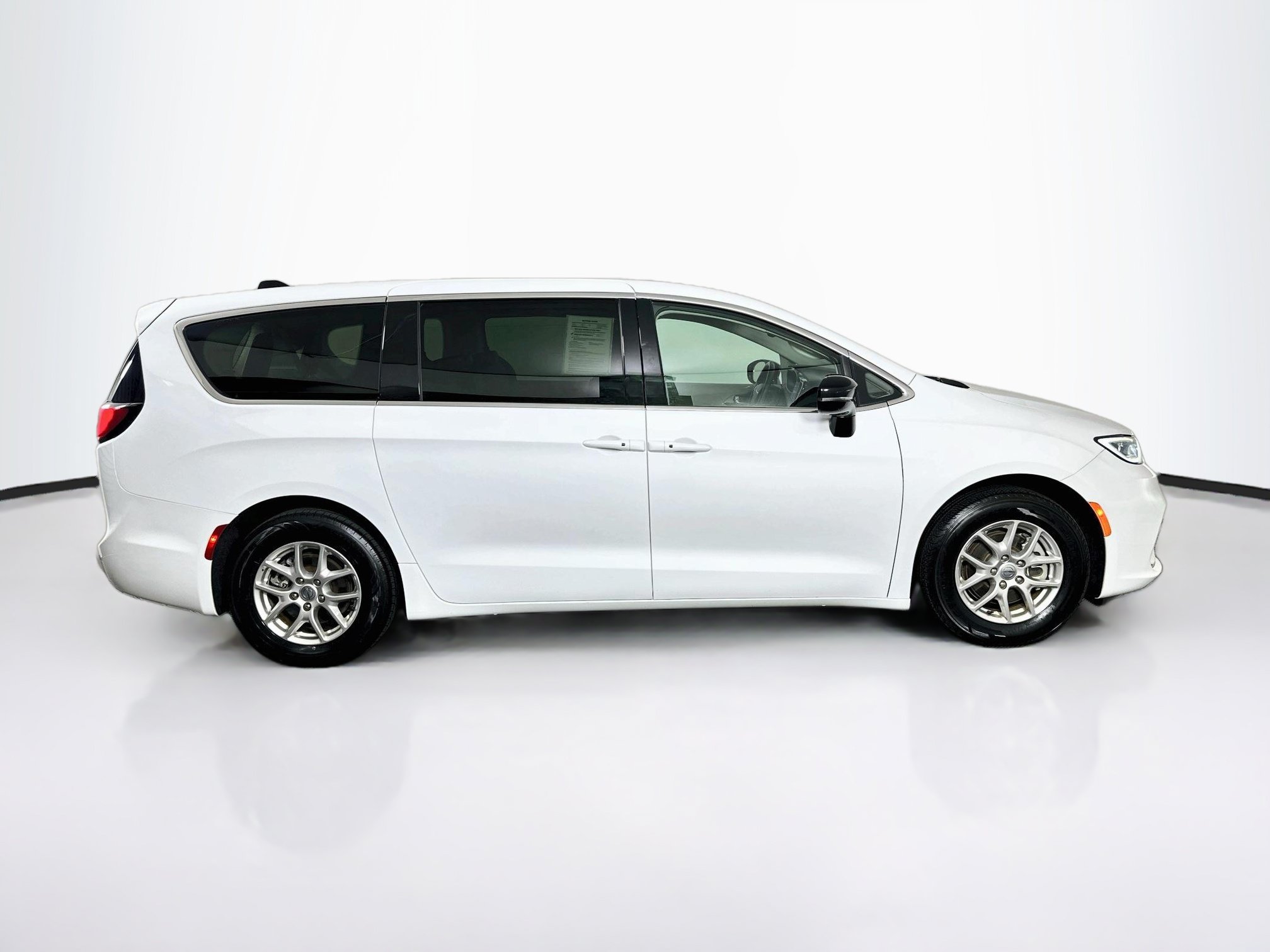 Used 2024 Chrysler Pacifica Touring-L FWD image 10