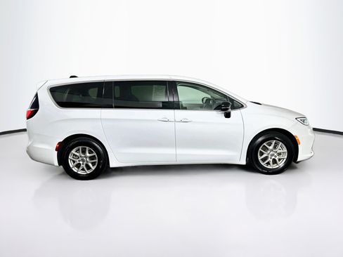 Used 2024 Chrysler Pacifica Touring-L FWD image 10