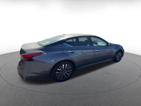Used 2025 Nissan Altima 2.5 SV FWD image 15