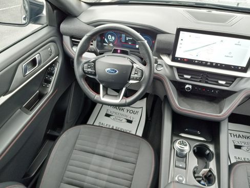 Used 2025 Ford Explorer ST-Line w/ ST-Line Street Pack image 16