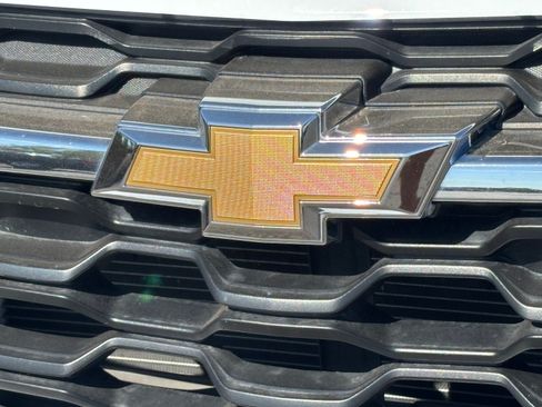 Used 2025 Chevrolet Trax LT FWD image 9