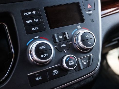 Used 2017 Toyota Sienna Limited Premium image 19