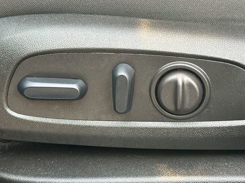 Used 2023 GMC Acadia SLE w/ Driver Convenience Package FWD image 24