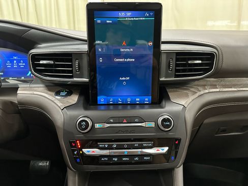 Used 2020 Ford Explorer Platinum w/ Premium Technology Package image 32