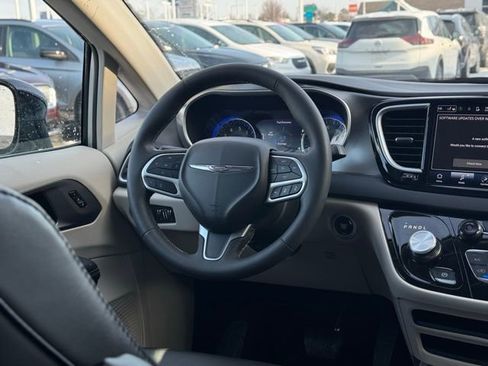 Used 2024 Chrysler Pacifica Touring-L image 26