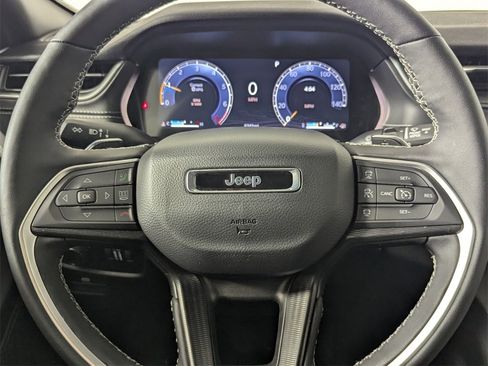New 2025 Jeep Grand Cherokee Altitude image 18