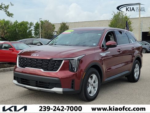 Certified 2025 Kia Sorento LX FWD image 3