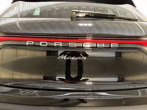 Certified 2026 Porsche Macan AWD/4WD image 17