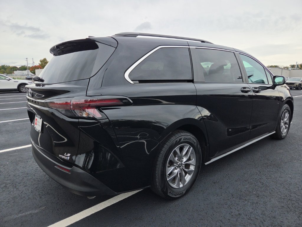 Certified 2024 Toyota Sienna LE AWD/4WD image 6