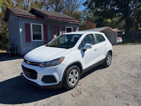 Used 2018 Chevrolet Trax LS image 2