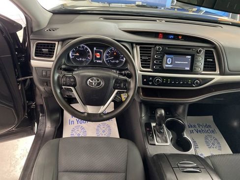Used 2019 Toyota Highlander LE AWD/4WD image 22