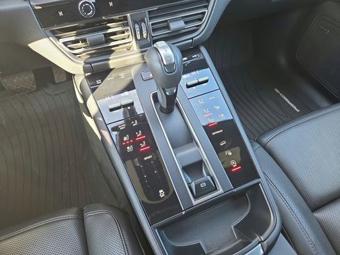 Certified 2022 Porsche Macan AWD/4WD image 14