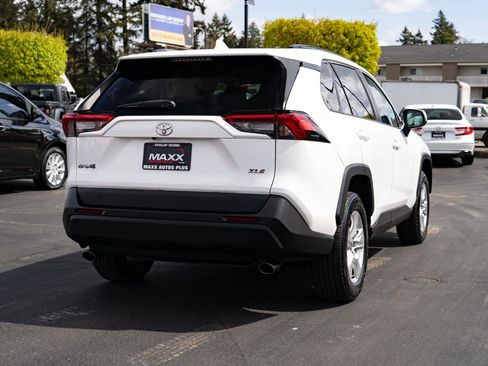 Used 2020 Toyota RAV4 XLE FWD image 10