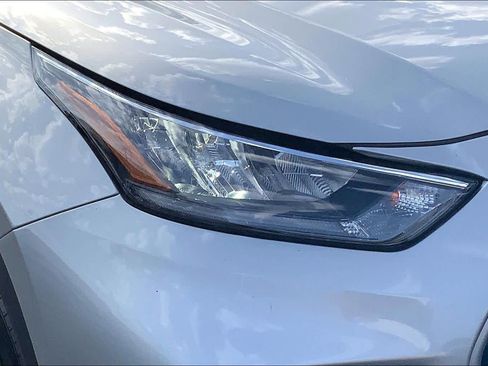 Used 2020 Toyota Highlander XLE FWD image 28
