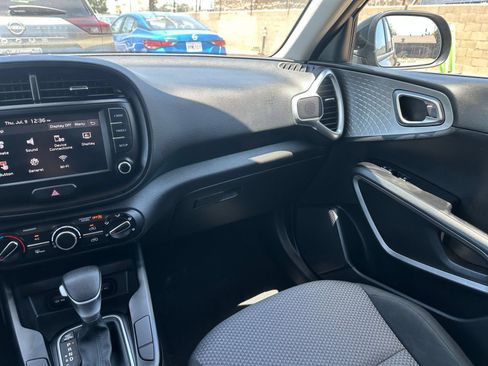 Used 2025 Kia Soul LX w/ LX Technology Package FWD image 33
