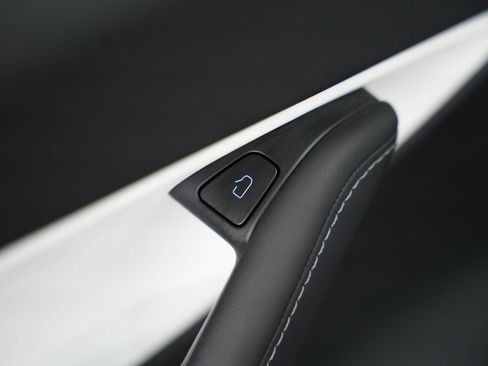 Used 2021 Tesla Model Y Long Range AWD/4WD image 40