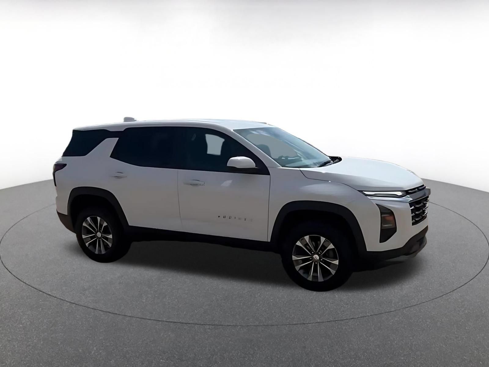 Used 2025 Chevrolet Equinox LT FWD image 2