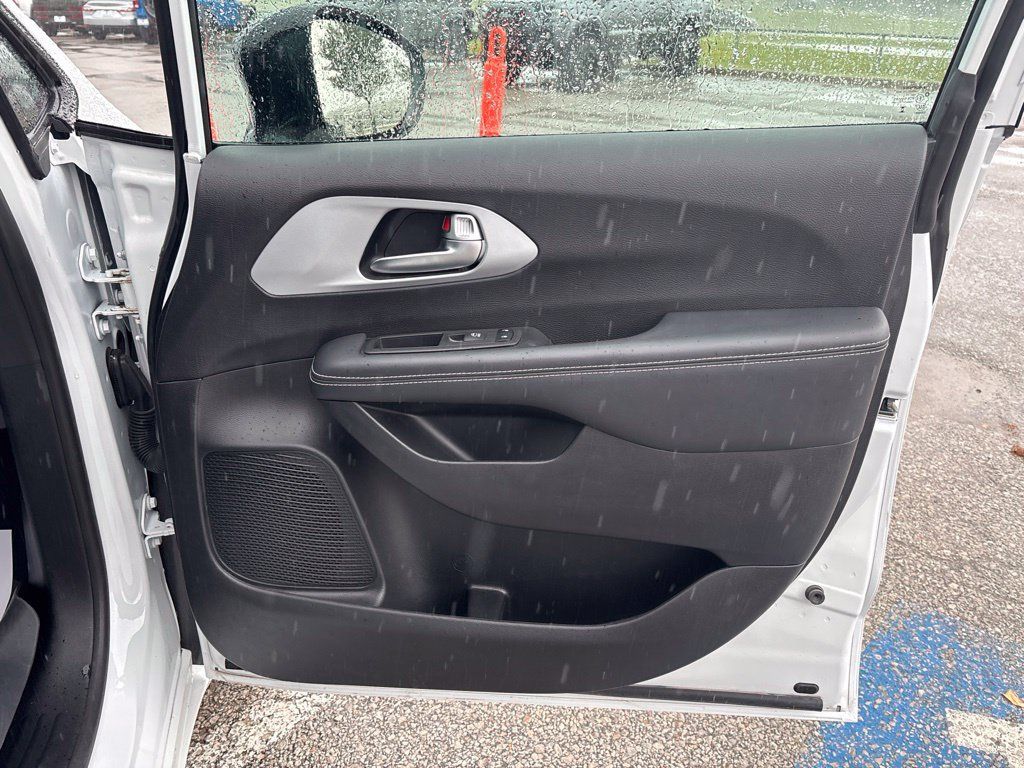 Used 2024 Chrysler Pacifica Touring-L w/ S Appearance Package FWD image 23