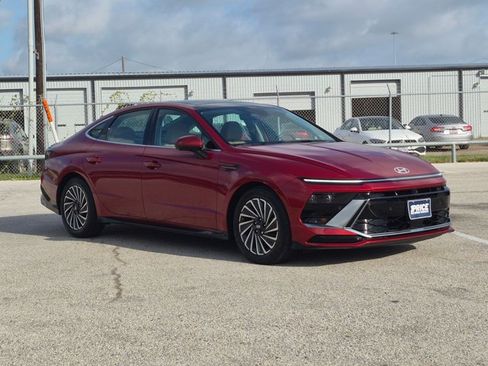 Used 2025 Hyundai Sonata Limited FWD image 3