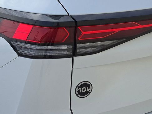 New 2026 Volkswagen Tiguan SE image 9