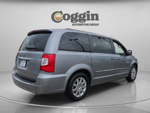 Used 2013 Chrysler Town & Country Touring FWD image 5
