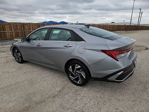 Used 2025 Hyundai Elantra SEL FWD image 4