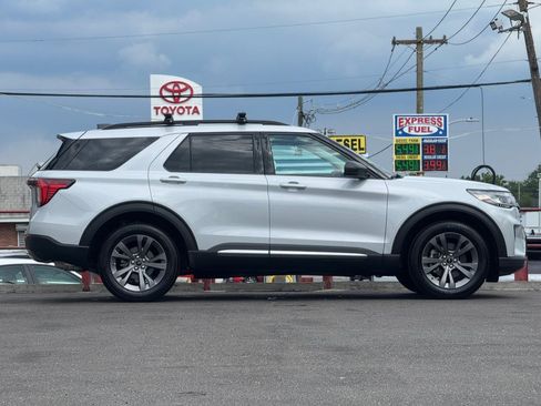 Used 2025 Ford Explorer Active w/ Active Comfort Package AWD/4WD image 5