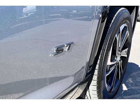 Used 2025 Buick Enclave Sport Touring image 23