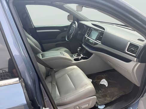 Used 2018 Toyota Highlander XLE FWD image 7