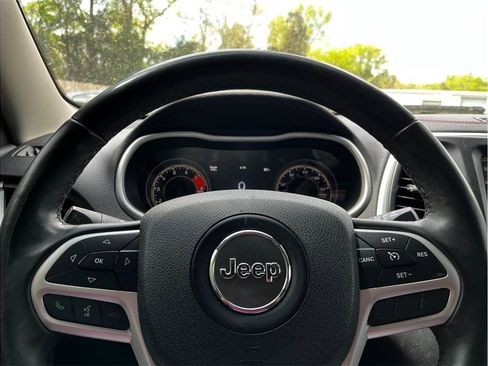 Used 2017 Jeep Cherokee Trailhawk w/ Comfort/Convenience Group AWD/4WD image 25